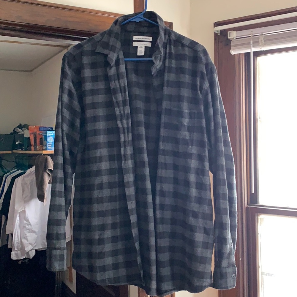 Men’s L Black/Grey Amazon Essentials Flannel.
